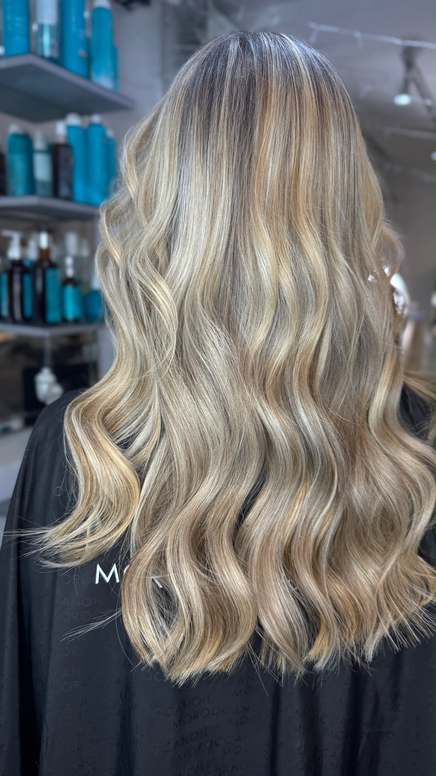 Lived-in blonde waves at Bonds Aesthetics